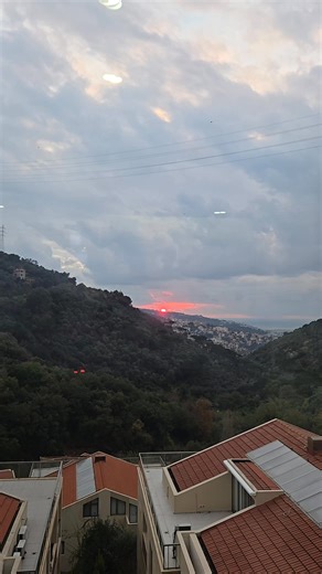 Though there is cancer in my body, over the past month, I’ve noticed myself returning again and again, almost without intending to, to the same words : “It is such a blessing. I am blessed.” The first times it came intuitively. The second time, just as naturally. And every time after that, the same truth insisted on being spoken. Because it is a blessing. In a world saturated with noise, grim statistics, fear, and death. In a world that feels, at times, swallowed by chaos and darkness, it is a b