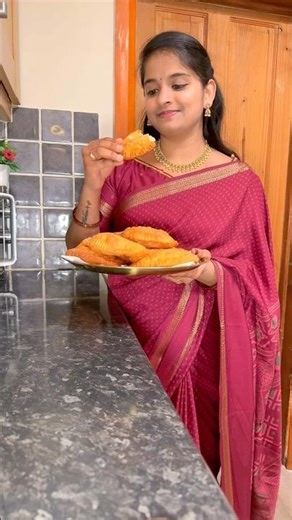 కజ్జికాయలు చాలా క్రిస్పీగా టేస్టీగా😋kajjikayalu Recipe #kajjikayalu #sweet #food #shorts #trending