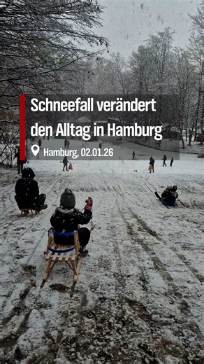 Schneefall hat Hamburg in Weiß gehüllt. Straßen und Wege waren teils glatt, der Winterdienst ist im Einsatz. Während viele vorsichtig unterwegs sind, nutzen andere den Schnee für Winterspaß. Mehr Infos gibt es hier: https://www.ndr.de/nachrichten/hamburg/winterdienst-wegen-schnee-und-glaette-in-hamburg-im-einsatz,winterdienst-120.html | NDR Hamburg