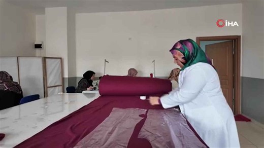 Oltu'da 15 ADEM kursiyerinin diktiği pijama ve eşofman ihtiyaç sahiplerine ulaşıyor