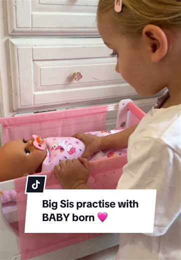 This BABY born Emma doll was the perfect practise for Calla as she prepares to become a big sister! With 10 lifelike features and 10 accessories, Calla is going to be a pro before she knows it! The best part for me is there’s no batteries required, get in!😂 #Ad #parenting #toddler @BABYbornUK