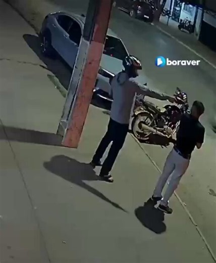 Brazil HITMAN POINTS GUN at TARGET’S HEAD — BUT WEAPON JAMSTARGET IMMEDIATELY FIGHTS BACK as HITMAN STRUGGLES with GUNGUN FINALLY WORKS — BOTH MEN FLEE SCENE https://t.co/aWiwAClPB3