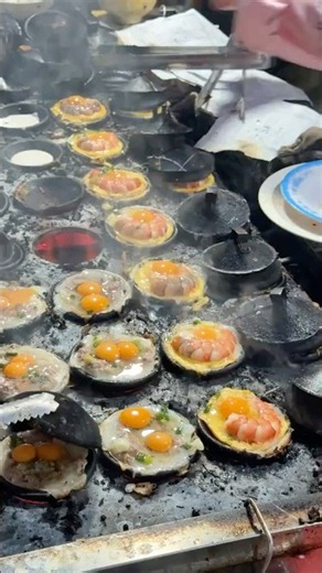 We’re in Vietnam, where a street vendor makes bánh căn, rice pancakes with eggs an shrimp 🇻🇳🔥