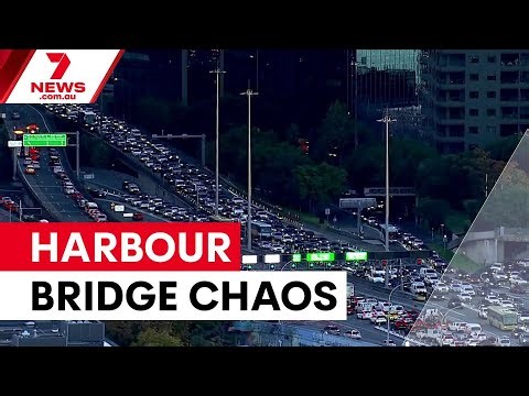 Traffic chaos after Harbour Bridge crash | 7NEWS