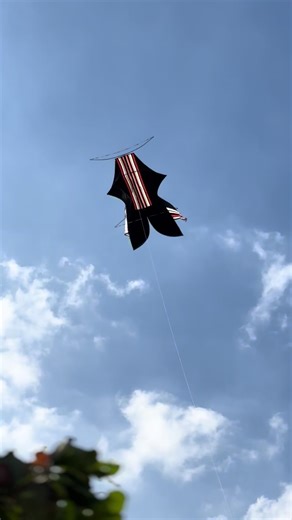 Persiapan Tahun Baru dengan Layangan Besar