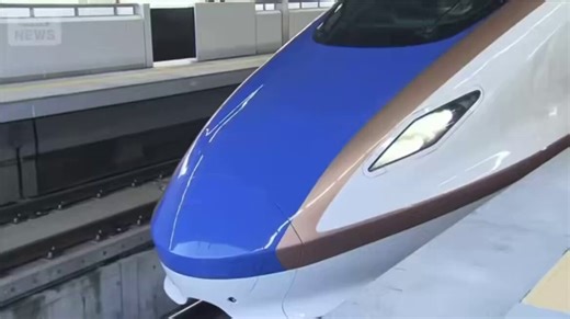 北陸新幹線でキャリーケースが荷棚からドカーンと落下→女性の頭に直撃😱外国人持ち主が謝罪ゼロ、逆ギレ口論→警察沙汰で22分遅延、900人全員に迷惑かけまくり💢人間として最低最悪のクズ行為！自分の管理ミスで他人を大怪我させかけといて、謝る気ゼロとか頭おかしいだろ！死んでてもおかしくないレベルの危険行為なのに、無責任極まりない😡💢こんなクソ行為増えるなら、上棚禁止＋専用スペース強制にしろ‼️