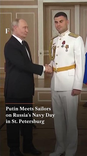 Putin Meets Sailors on Russia's Navy Day in St. Petersburg | N18G