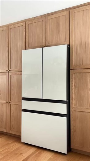 There’s a lot to love about @simply.aligned.home’s Bespoke Fridge. But we have to agree that the Beverage Center is one of the best. #Samsung #Bespoke #FallKitchen #Hydration