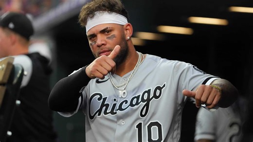 Report: White Sox showing interest in free agent Yoan Moncada