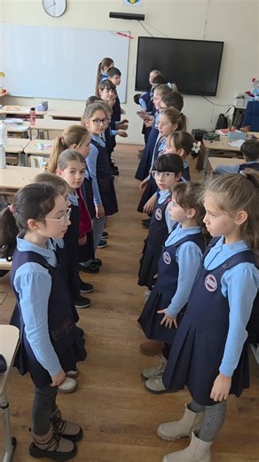 Baboş Ioana on Instagram: "Today we carried out a rhythmic clapping activity based on video support, which harmoniously integrates music, movement, and the English language. The children observe and reproduce the hand-clapping patterns in time with the music, following the sequence of movements while pronouncing simple English verses. The aim of the activity is to develop motor coordination, rhythmic sense, and attention in an engaging and dynamic educational context that encourages learning thr