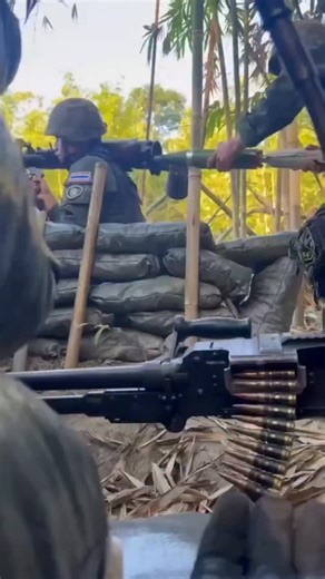 Mighty War on Instagram: "Footage personel Royal Thai Army memakai senjata recoilless rifle Type-78 82mm buatan Cina dan senapan mesin FN MAG 7.62 general-purpose machine gun. Type-78 82mm cocok untuk menarget kendaraan lapis baja ringan, bunker dan tank ringan dengan jarak tembak efektif 500 meter."