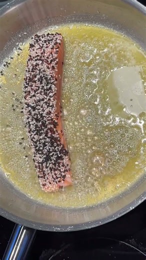 Home cooking : crispy salmon fillets with sesame crunchy top!