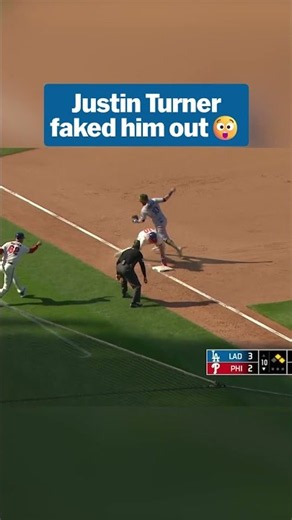 Justin Turner shows off his IQ and fakes out J.T. Realmuto 🫣