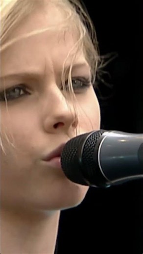 Avril Lavigne – My Happy Ending | Live at Party in the Park 2004 🔥