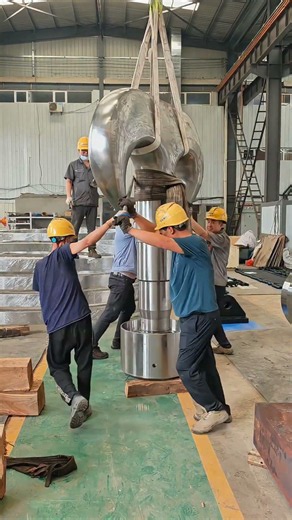 How Workers Install a 600-Ton Sheep Horn Hook on a Bearing Base with Steel Pipes