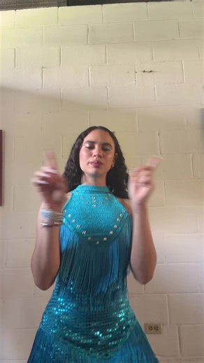 Baile de Sofía Oropeza en Juegos Intercursos - Tuti con traje azul