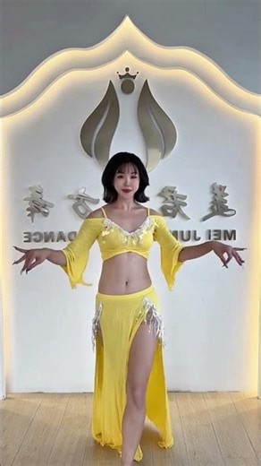 Mesmerizing Belly Dancer in Yellow Costume #dance #hiphopdance #bellydance #ytshorts #viraldance