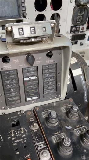 ✈️ Inside a Classic Boeing 707 Cockpit! クラシックなボーイング707のコックピット内部！