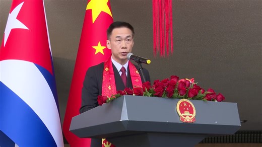 🔵 La llegada del Año Nuevo Chino en el calendario lunar, el próximo día 17 de febrero, fue celebrada por la embajada de China en Cuba con una recepción y la apertura de la exposición de pinturas "Al Galope: Visiones del Caballo de Fuego" en la Sala Avellaneda del Teatro Nacional. Al dar la bienvenida a los invitados, entre ellos, la gobernadora de La Habana, Yanet Hernández, el embajador chino, Hua Xin, deseó prosperidad y éxitos en el trabajo para la promoción de los vínculos bilaterales, que 