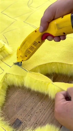 Cordless Electric Rotary Fabric Cutter for Precision Textile and Faux Fur Processing