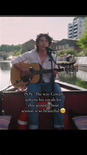 The studio version is Iconic, but the way Conan softens his voice for this raw boat session is pure comfort 🥺 it hits completely different stripped back @conangray @coneworld @user6141013131857 #conangray #coaldropssessions #vodkacranberry #acousticvocals #wishbone