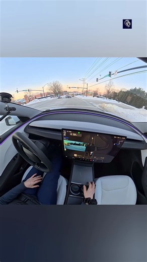Tesla Moves on Its Own to Make Way for an Ambulance 🚑⚡