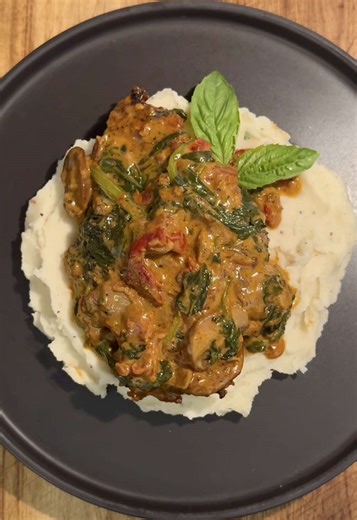 Creamy Tuscan Chicken with Mash Potatoes 🍲Ingredients: 1 chicken breast, cut in half (season with olive oil, paprika, salt, and pepper) 2 tbsp oil 1 tbsp butter 1 medium onion, diced 2 cloves garlic, minced 6–7 mushrooms, sliced 1/3 cup sun-dried tomatoes (with some of the oil) 3 cups spinach 3/4 cup heavy cream 1 tbsp paprika 1 tbsp Italian seasoning Salt and pepper, to taste 1/2 cup freshly grated Parmesan cheese Mashed Potatoes: 5 medium potatoes, peeled 2 tbsp butter 1/4 cup heavy cream 3 t