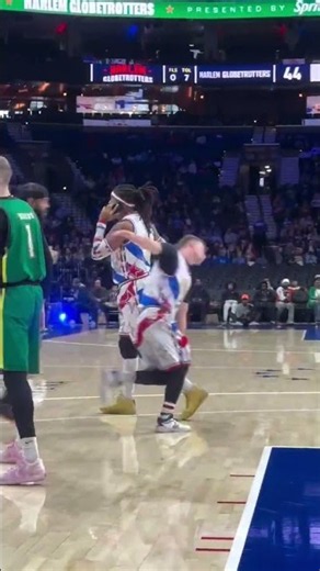 You’ve never seen a shot like this 🏀🎯 #HarlemGlobetrotters #basketball #trickshots