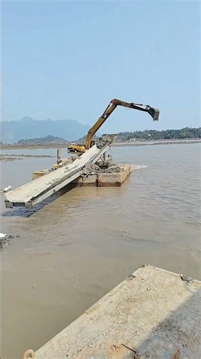 Loading Mud onto a Chute | Waterway Dredging with a Floating Platform