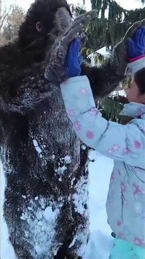 ¡Chica encuentra a Bigfoot mientras quita nieve! #shorts