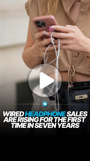 Wired headphones were supposed to disappear when phone makers removed the headphone jack, but they’re making a comeback. After five straight years of falling sales, wired headphone purchases surged in late 2025, with revenue rising 20% in the first weeks of 2026. Experts say the comeback is being driven by better sound quality, lower prices, and growing frustration with Bluetooth issues like battery life, pairing problems, and lost earbuds.