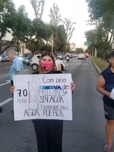 A las 18:20 horas de este martes, #vecinos de #CiudadGranja cerraron Av. Vallarta, a la altura de Calzada de los Pirules, en protesta por #FaltaDeAgua #entérate #noticias #comunidad #ZMG #protesta