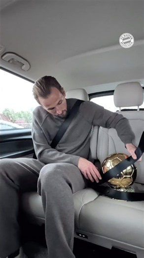 𝙎𝙖𝙛𝙚𝙩𝙮 𝙛𝙞𝙧𝙨𝙩! 👀 Harry Kane bringing the Ballon d'Or home 🤝
