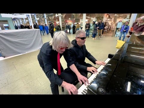 The Moment a School Trip Turned into a Boogie-Woogie Surprise