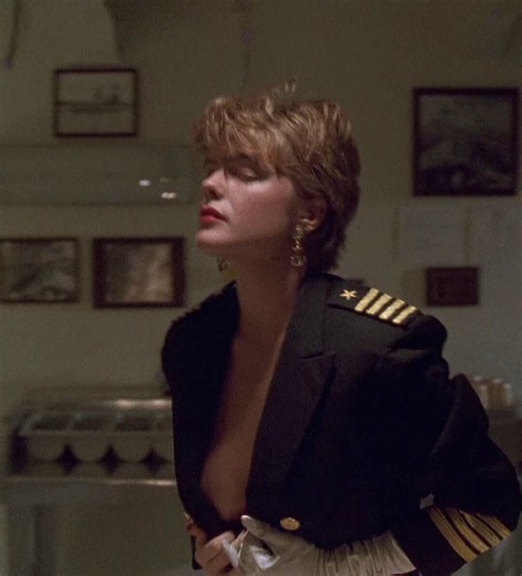 Desi Fuddi (USE VPN INDIA)🇮🇳 on X: "Erika Eleniak in 'Under Siege' (1992)" / X