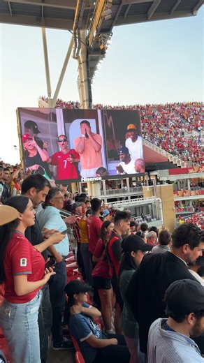 Drake hits his "where she at" emote after Ronaldo scored a goal at the World Cup match in Toronto‼️😭