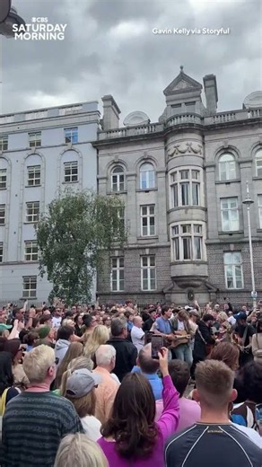 Dublin crowd sings "Falling Slowly" in tribute to the late Glen Hansard #shorts