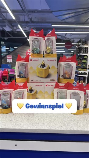 Gewinnt 1 von 3 Pokémon-Tonies-Paketen! 💛 Die neuen Pokémon Tonies sind endlich verfügbar und mit unserem Gewinnspiel könnt ihr sie euch ALLE schnappen! 🥳 Wir verlosen 3 Pakete, bestehend aus je einer Toniebox 2 und allen Pokémon Tonies. Ihr wollt euch diese Chance nicht entgehen lassen? Dann müsst ihr nur Folgendes tun! 🥰 Teilnahmebedingungen: 👉🏼 Folgt unserem Account @smythstoys_de . 👉🏼 Gebt dem Beitrag ein Like. 👉🏼 Verratet uns in den Kommentaren euer Lieblingspokémon! Teilt den Post