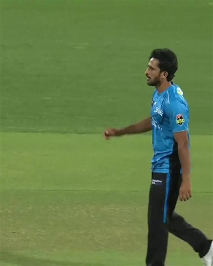 Six dots on the trot! 🇵🇰 Hassan Ali's first over of the night was a maiden! #BBL15 | BBL