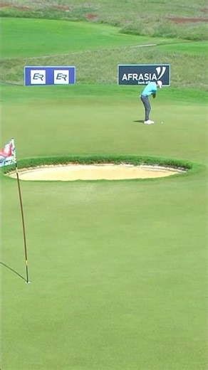 Bunker in the middle of the green 😳