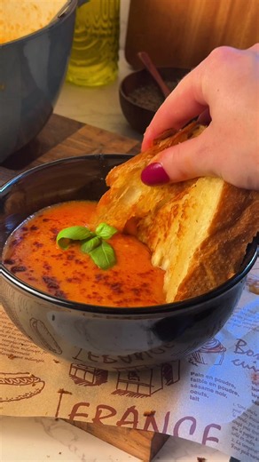 Easy Roasted Tomato Soup Recipe for Soup Season
