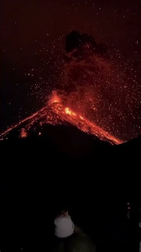 Volcán de Fuego Erupts in Powerful Night Display