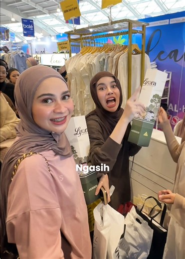 REAL BERDUA TAPI KAYA SEKAMPUNGGG!!🫵🏻😭 Ibook sama Mbak Aghnia kalo udah disatuin langsung petjahhh banget suasananyaaa🫠😆 Finally mereka kembaran mukena😍✨ Kurang Kak Heidy gak sih iniii?😆 #mukenaviral #aghniapunjabi #ibookkavi #reviewmukena #dollprayerset
