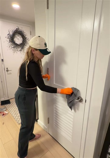 This NEEDED to be done so bad 😭#creatorsearchinsights #fyp #cleaning #cleaningtiktok #cleantok #cleanwithme #motivation #cleanwithmemotivation #cleanwithme #laundryrestock #laundry #nycapartment #realistic @downy @Bath & Body Works @Mozi Wash @Tide Laundry @O-Cedar @Mavwicks Fragrances @Amazon