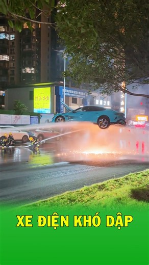 Xe điện cháy dưới gầm: lính cứu hỏa xịt nước liên tục mà lửa vẫn không tắt
