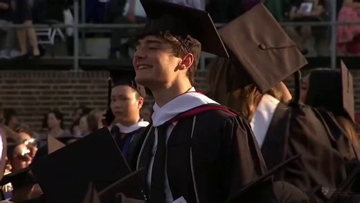Noah Schnapp graduated college, but none of the cast attended the ceremony 😢