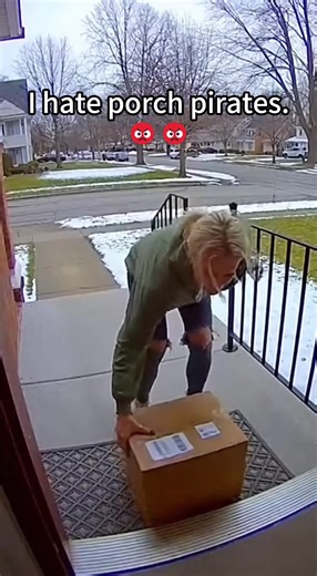 Porch exploding package box with glitter🥶😭🥶😣 #porchpiratecaught #glitter #package #prank #funny