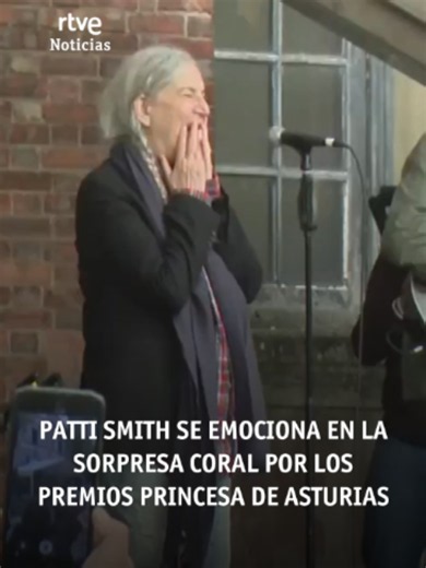 🔸Sorpresa coral a Patti Smith, galardonada con el Premio Princesa de Asturias de las Artes. Una amplia representación de la gran masa coral de la región, formada por grupos asociados a la Federación de Coros de Asturias, y centenares de voces anónimas se han unido para cantar con la galardonada ‘People Have the Power’, una de sus canciones más emblemáticas. Música, palabra y participación se unen en este homenaje a una artista que ha defendido a lo largo de toda su carrera el poder de la creaci