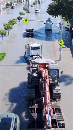 High tide flood Newport Beach #newportbeach #bigwaves #bigwave #orangecounty #floods #