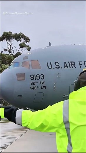 Unloading Vehicles from C-17 Globemaster #usairforce #c17globemaster #c17aircraft